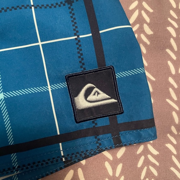 Men’s Quiksilver Shorts - Picture 3 of 4